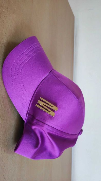 Дамска шапка с козирка