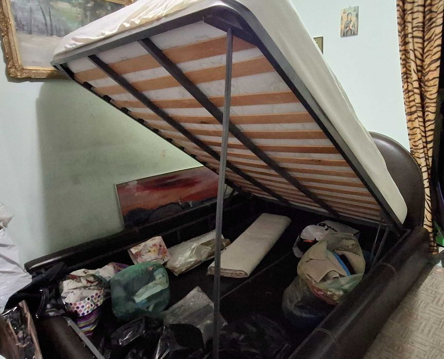 Pat cu somiera si tapiterie de piele