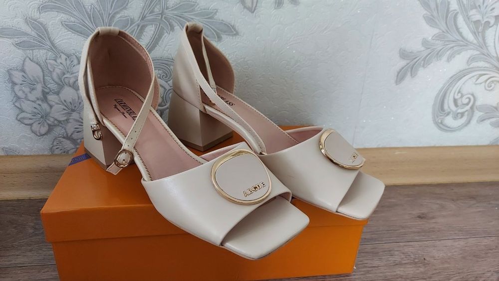 Босоножки, на удобном каблучке.