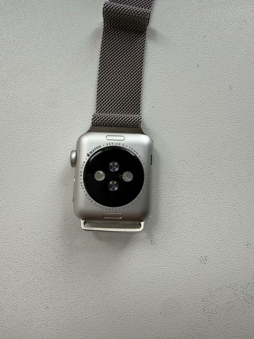 — Apple Watch Series 3 (38 мм в алюминиевом корпусе)