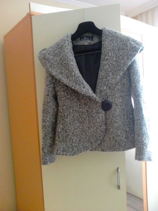 Ново елегантно късо палто с качулка - яка