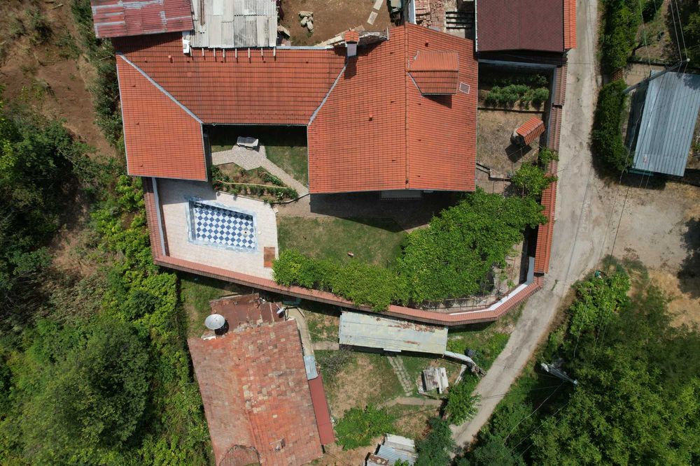 Две къщи в един двор с басейн в гр. Велико Търново