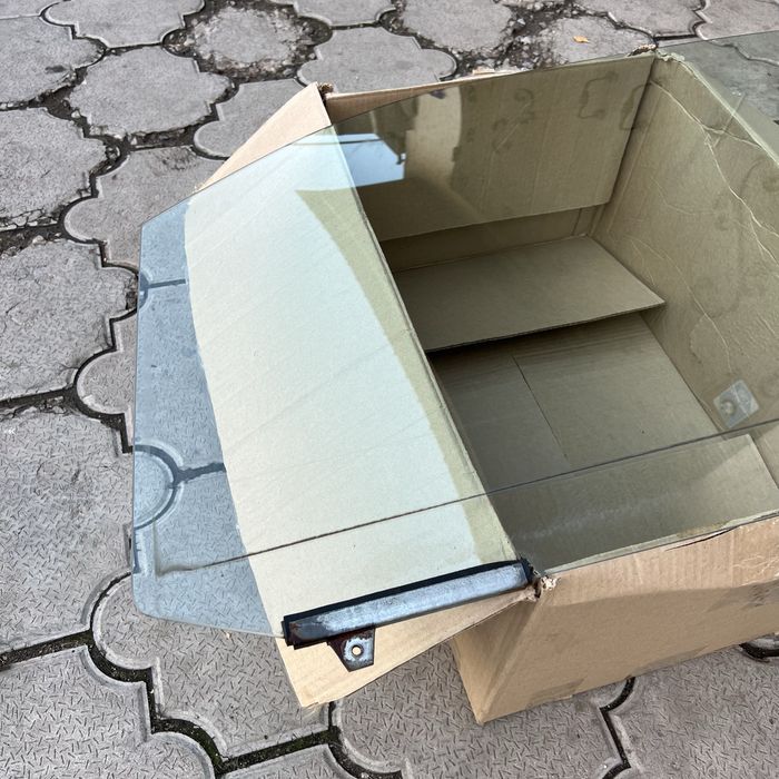 Стекло левой двери делика delica