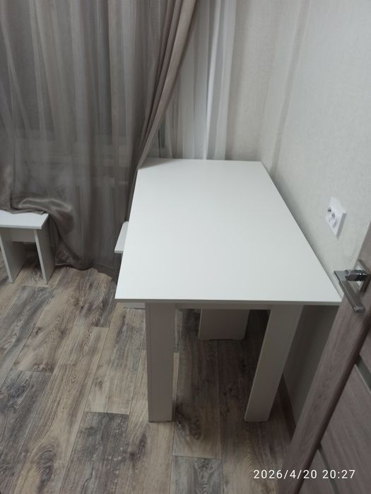 Стол белый и 4 табуретки