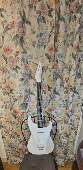 Chitară digitală pentru studiu silențios– perfectă pentru apartament”