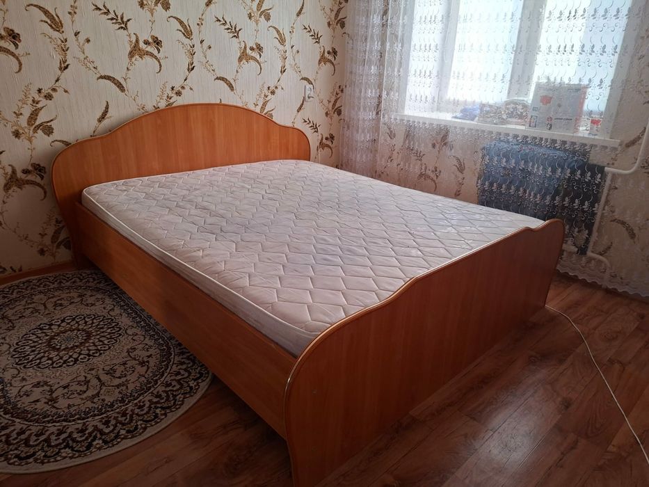 Продам двуспальную кровать с матрасом