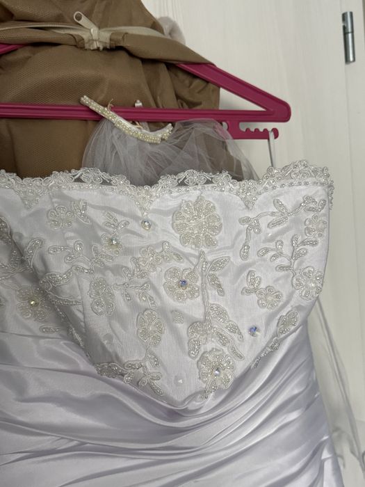 Сватбена рокля обшита с мъниста