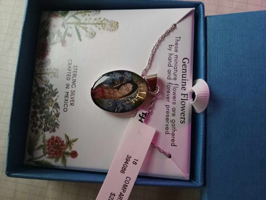 Продавам сребърно бижу ,проба 925-Богородица  със сребърно синджирче