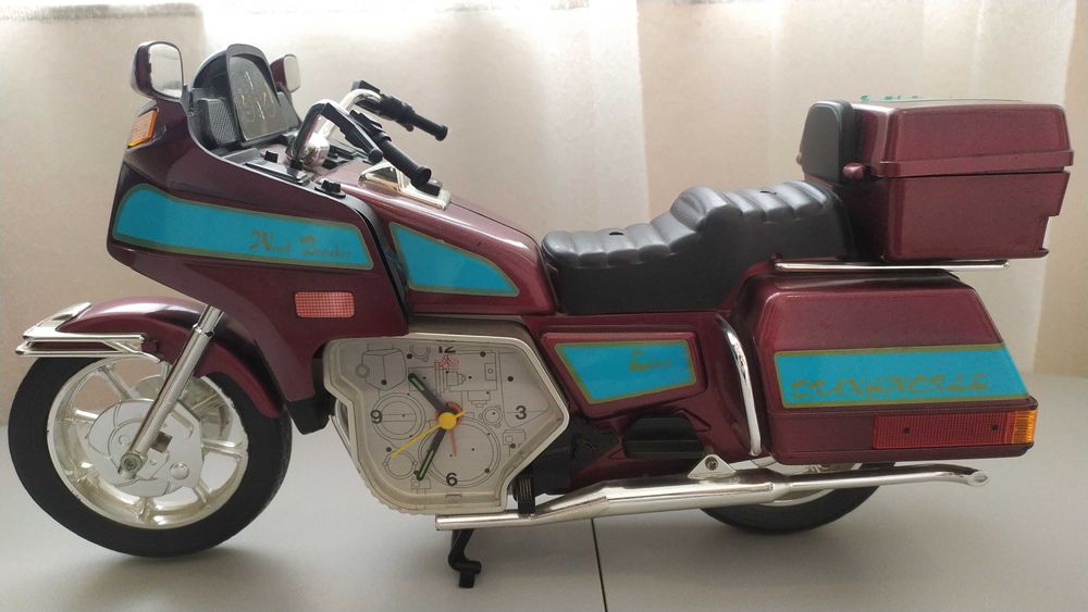 Настолен аналогов часовник във вид на мотор