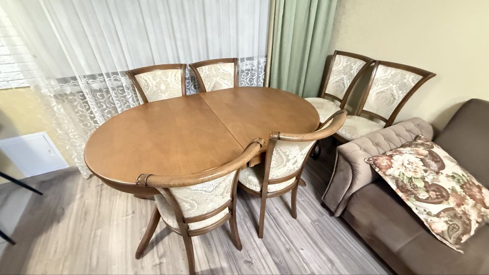 Стол и шесть стульев