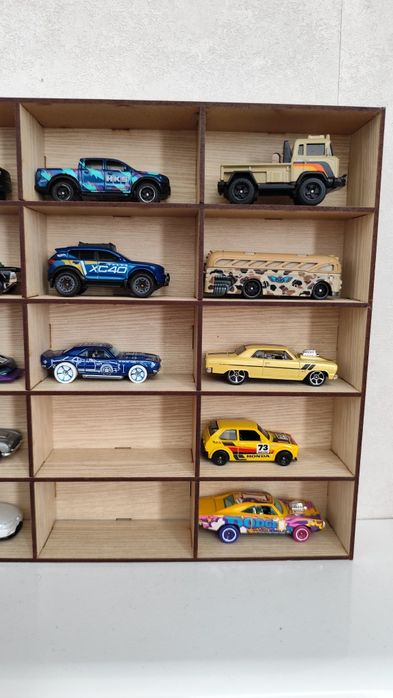 Машинки HotWheels с полкой