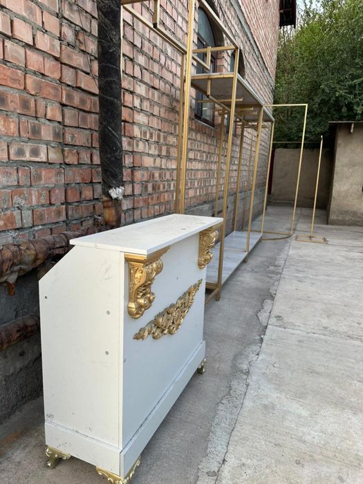 Стенды для одежды и лаундж