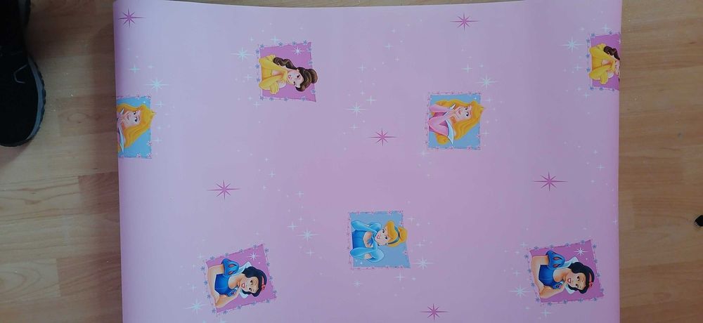 Тапети с лепило и розова боя.