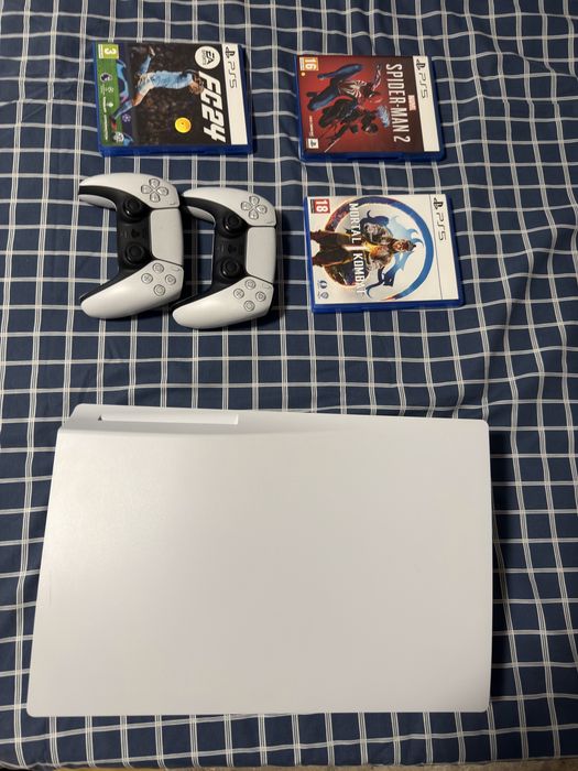 Vand PlayStation 5 (disk), doua controllere si 3 jocuri