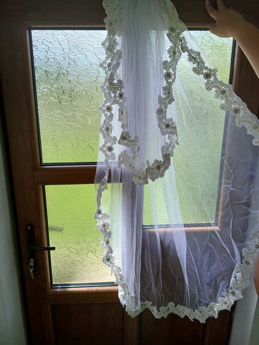 Rochie mireasă cu voal lung brodat