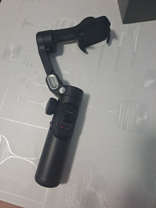 Трехосевый стабилизатор для телефона