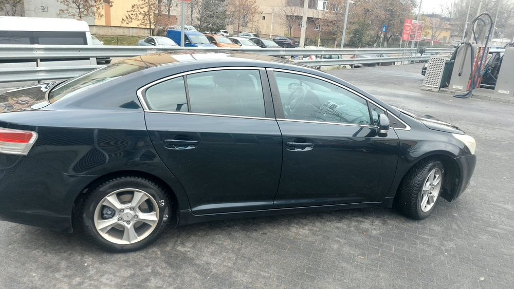 Vând Toyota Avensis