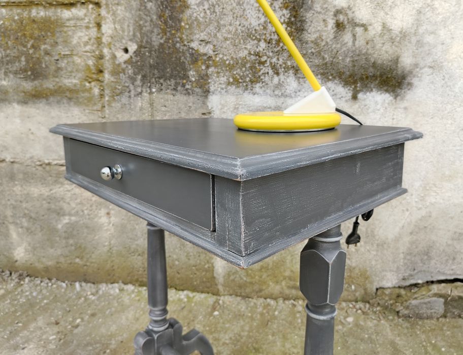 Consolă / Măsuță veche din lemn, reconditionata.
Dimensiuni:  L= 59 cm,  l= 43 cm,  H= 74 cm.
595 lei