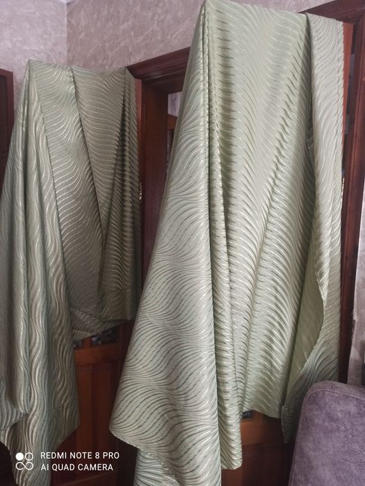 Продам шторы зелёные.