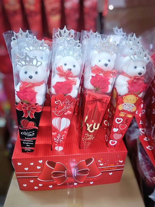 Бяло плюшено мече за Свети Валентин в букет 33 см