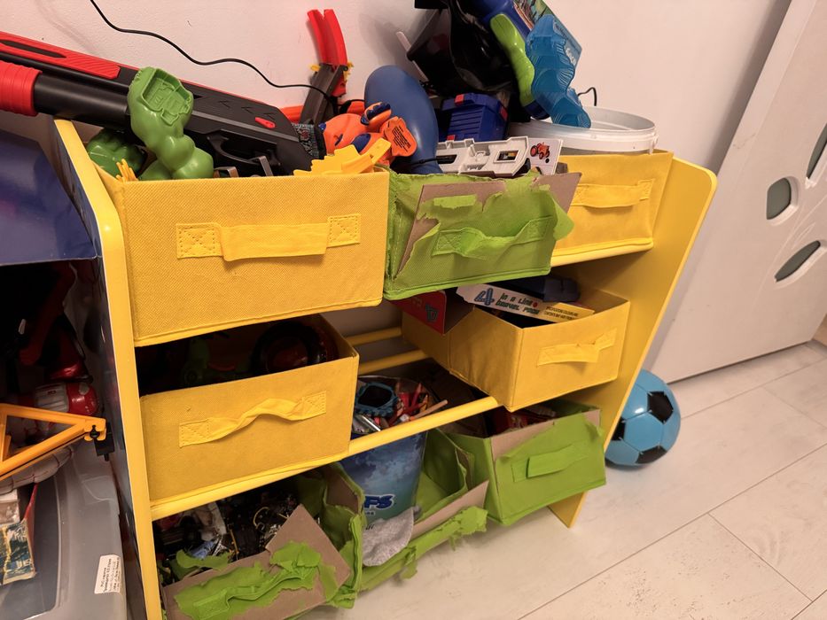 Меби за детска стая от Лидъл- маса, 2стола, етажерка, ракла, табуретки