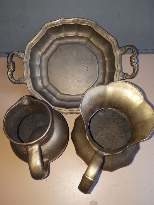 бронзов поднос с две атрактивни кани