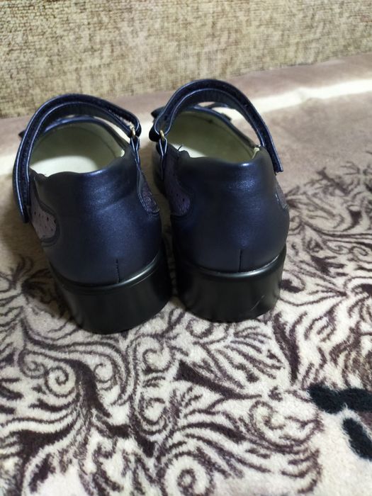 Продам туфли на а девочку