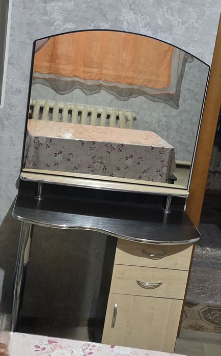 Продам     трюмо