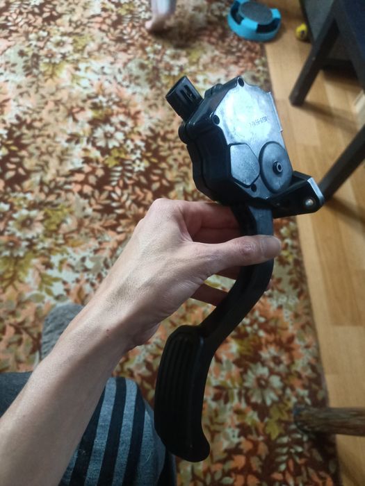 Педаль газа Тойота