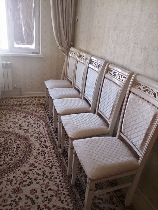 Стол стулья гостиной