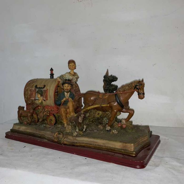 Poveste transpusa într-un bibelou