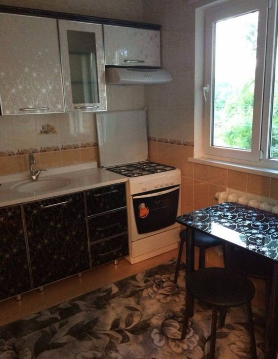 Срочно Продаётся ШРуставели 2/2/4 с мебелью техникой ремонт хороший !