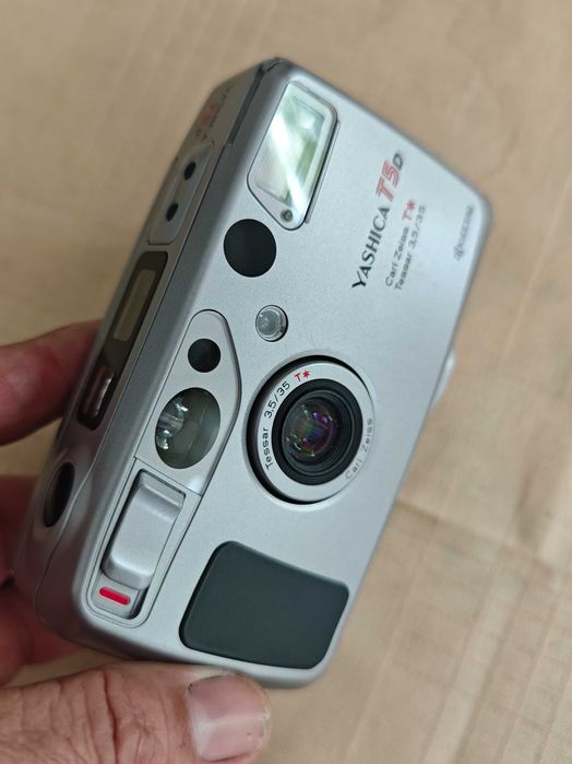 Yashica T5 . Carl Zeiss Tessar defect.
