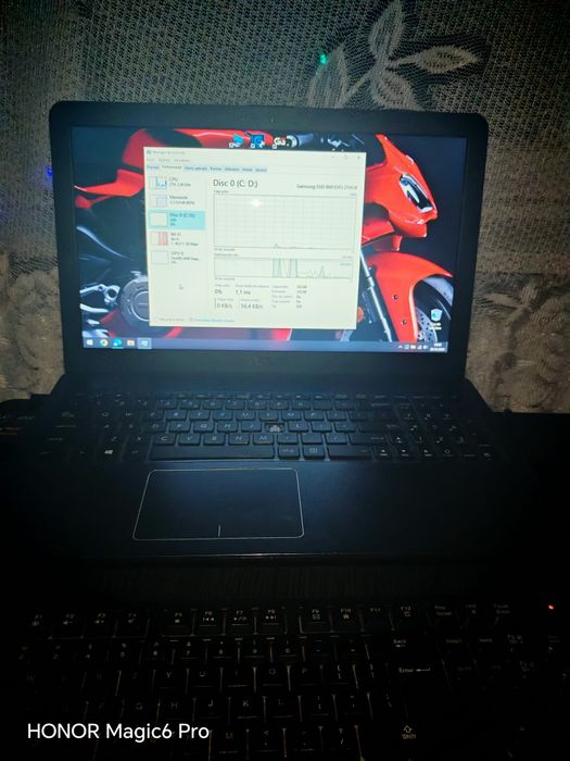 Laptop Asus stare perfectă, încărcător original,bateria ține lejer 4H.