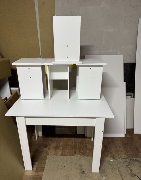 Стол. Табуретка. Орындық