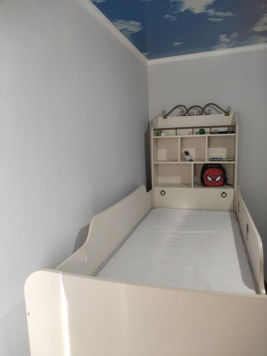 кровать с матрасом  в отличном состоянии