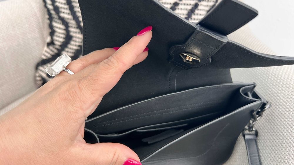 Furla кросбоди в черно