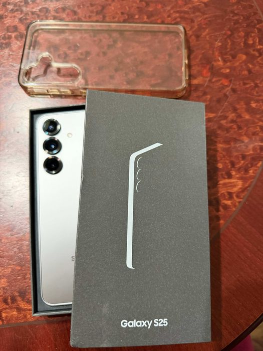 Продавам Samsung S 25- неразличим от НОВ