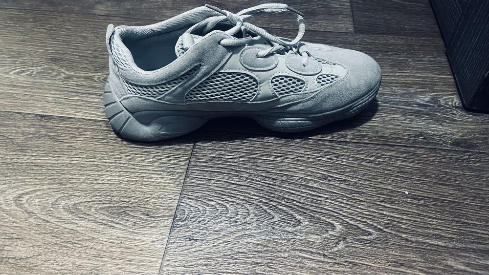 Продам новые кроссовки