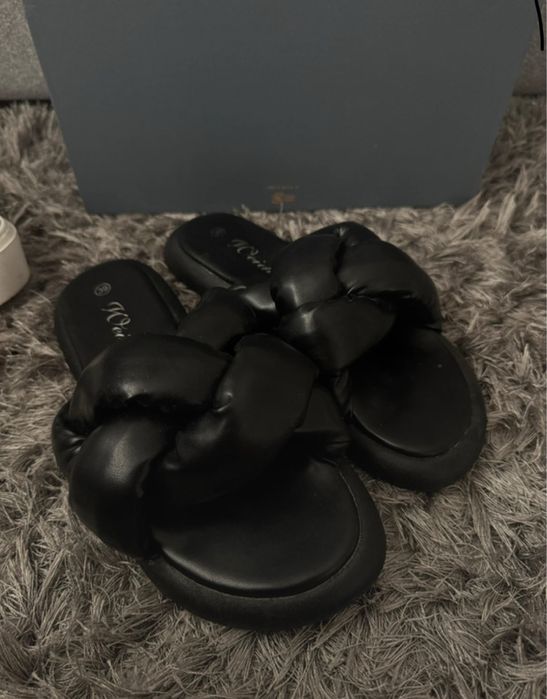 Șlapi negri care nu au fost purtati.