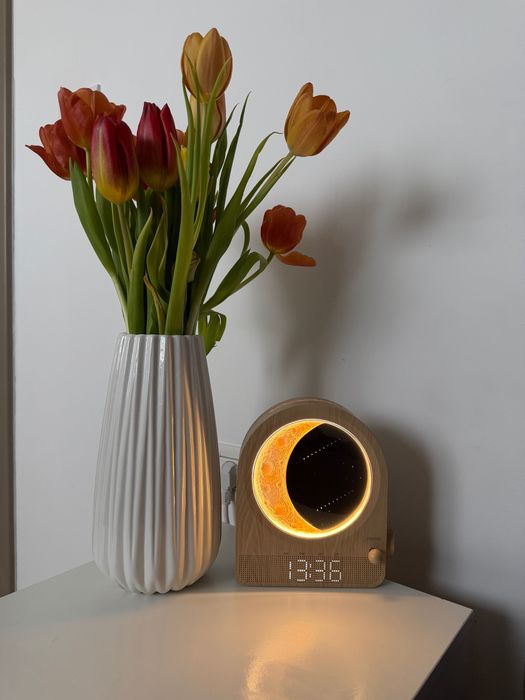 Lampa de noptiera cu diferite functii