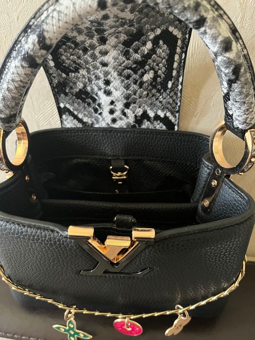 Дамска чанта в черно със змийски принт