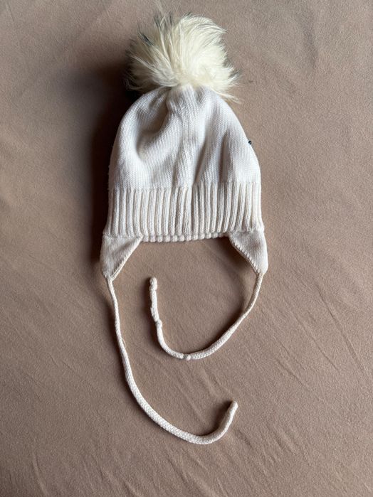 Căciulă pentru 4-6 ani, 50% lână merinos, cu pompon din blană naturală.