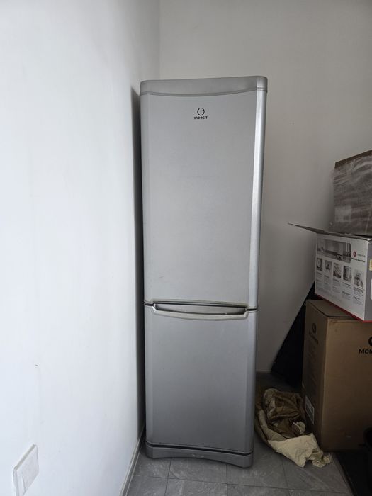 Продам холодильник Indesit