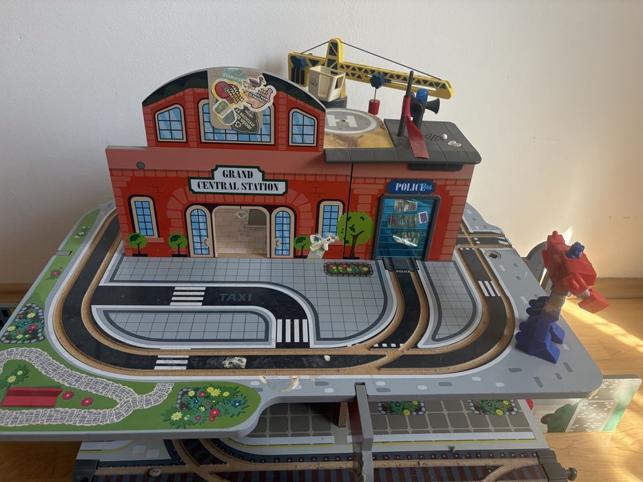 Parcare din lemn multifunctionala pentru masinute