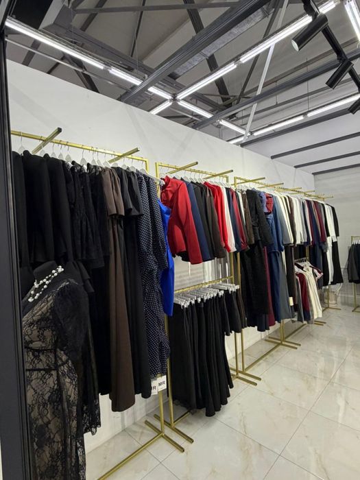 Продаются ресепшн и стойки.