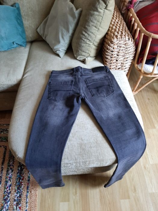 Vând blugi fashion noi