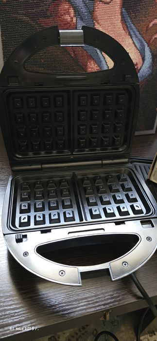 Вафельница электрическая