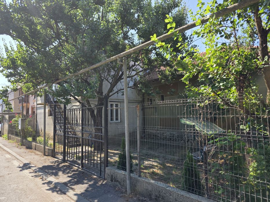 Închiriez apartament cu 2 camere