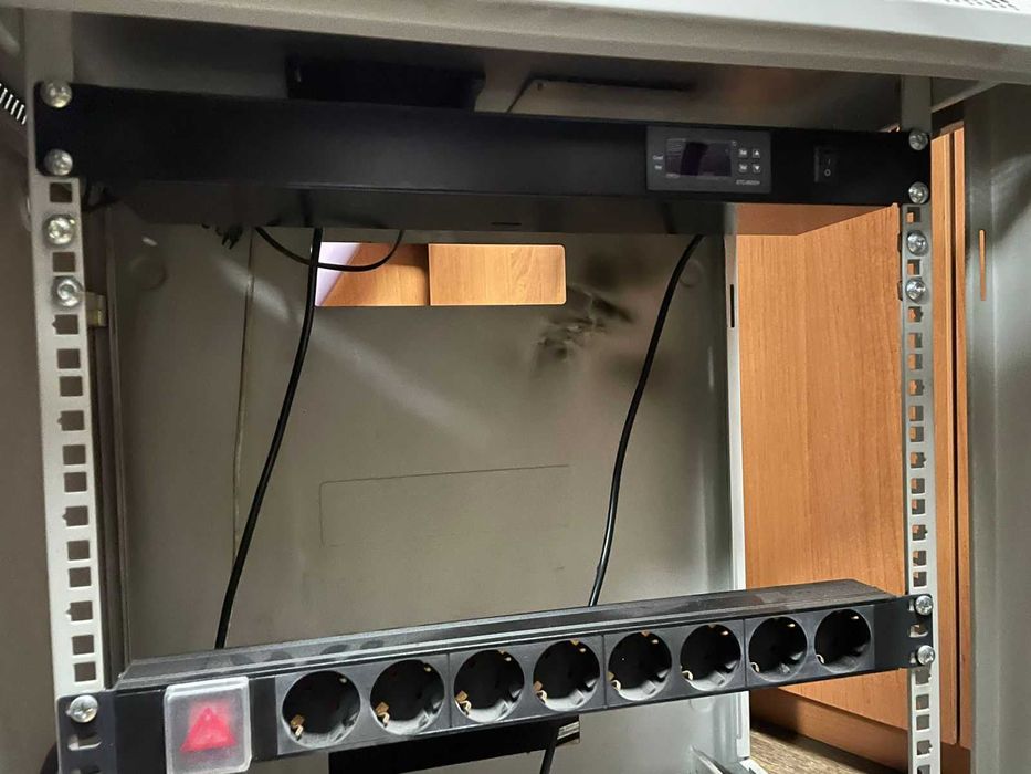 Серверный шкаф вместе с начинкой